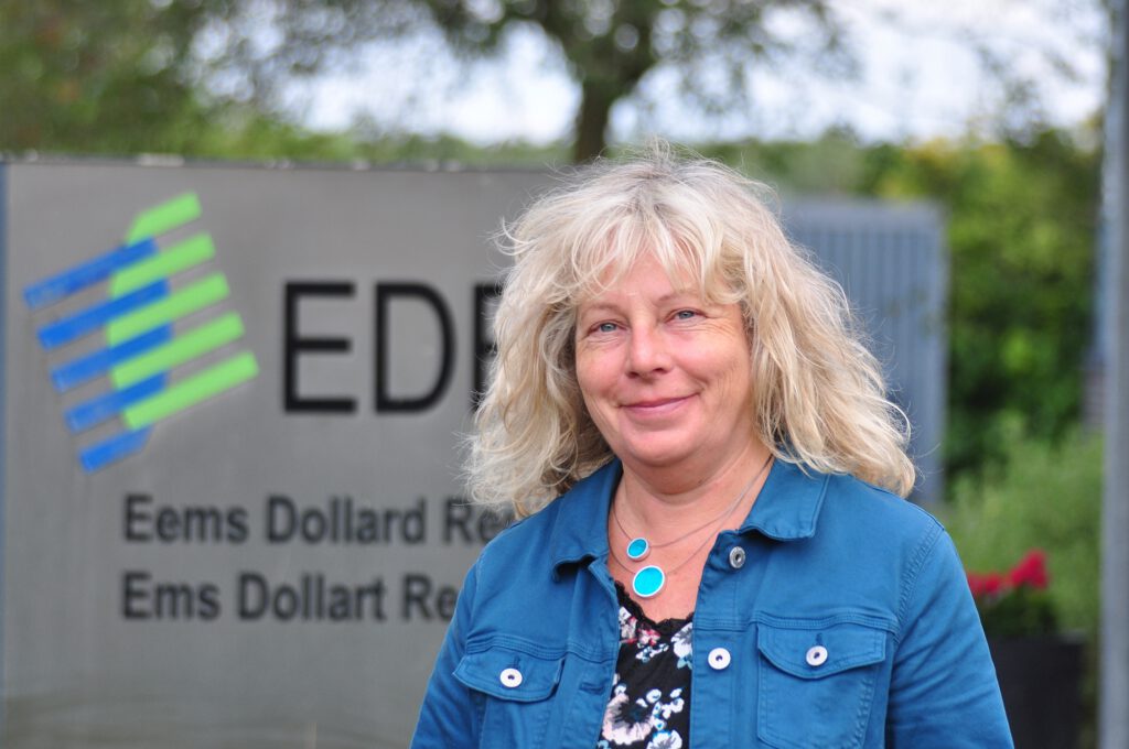 Portrait Karin Eden vor dem EDR Schild