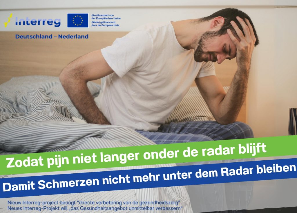 Mann sitzt gekrümmt auf einem Bett mit verzogenem Gesicht. Oben links Interreg-Logo, unten steht der Titel des Artikels aus deutsch und niederländisch.