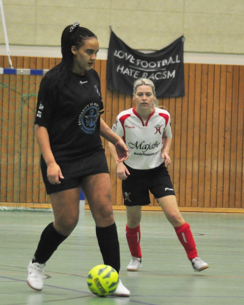 Zwei Fußballspielerinnen während des Spiels.