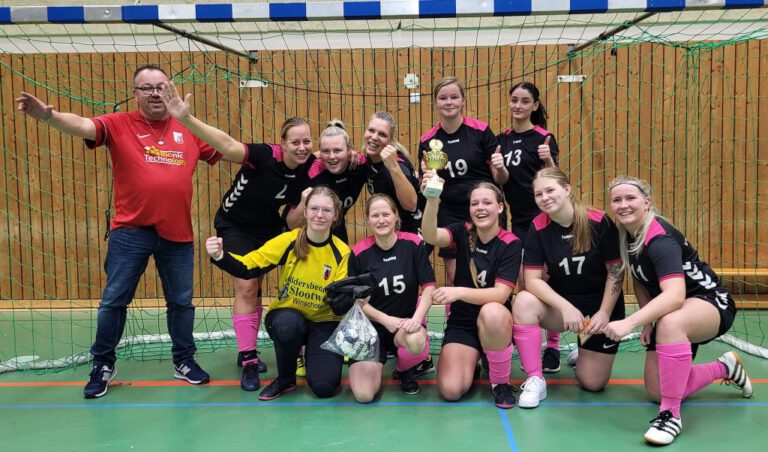 Gruppenfoto des VV Heiligerlee mit Pokal.