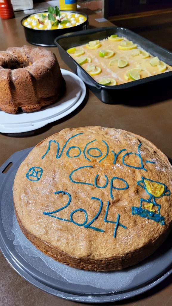 Vier Kuchen. Im Vordergrund ein Kuchen mit der Aufschrift "No(o)rd Cup 2024".