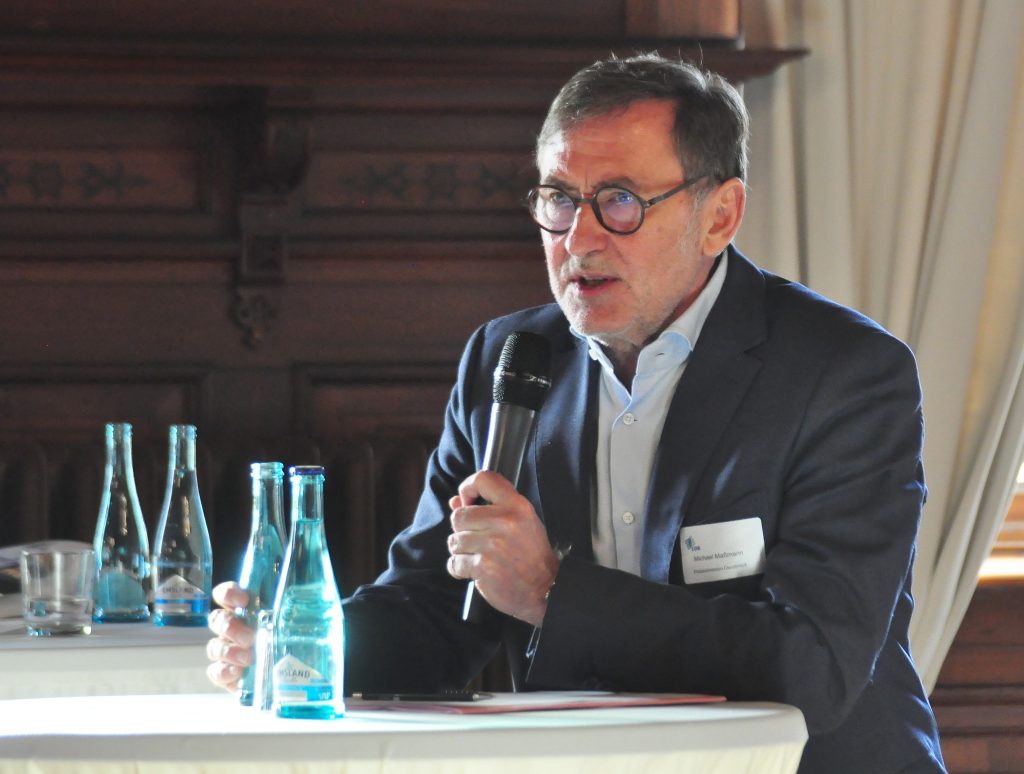 Michael Maßmann spricht in ein Mikrofon
