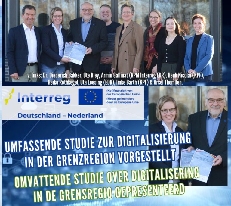 Gruppenfoto, ein Dokument wird überreicht.