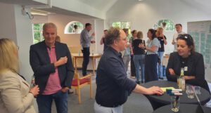 Menschen in Gesprächsrunden