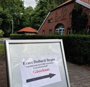 Schild mit Pfeil zum Gästehaus
