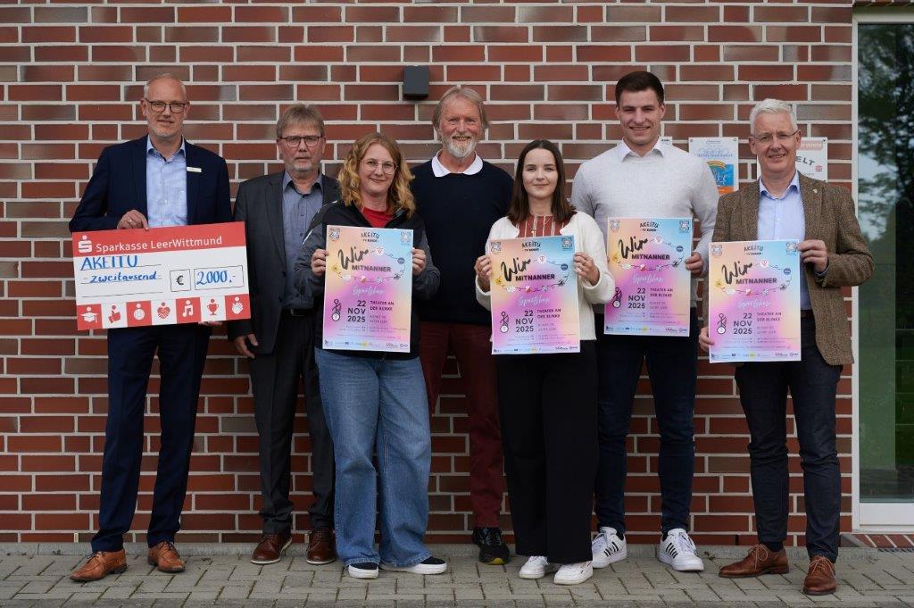 Gruppenfoto von sieben Menschen. Förderer der Show, Schirmherr Landrat Groote und Personen des TV Bunde.