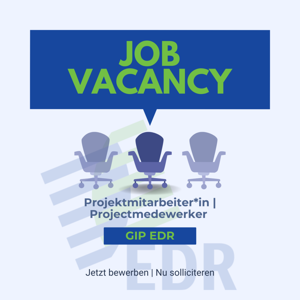 Im Hintergrund das Logo der EDR und im Vordergrund "Job Vacancy" mit drei Stühlen dem Text "GIP EDR" und dem Zusatz "Jetzt bewerben | nu solliciteren"