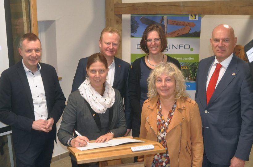 Gruppenfoto 6 Menschen. Unter anderem Niedersachsens Europaministerin Wiebke Osigus, die ein Papier (Vereinbarung zur Verlängerung der Förderung) unterzeichnet.