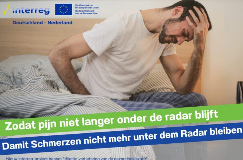 Mann sitzt gekrümmt auf einem Bett mit verzogenem Gesicht. Oben links Interreg-Logo, unten steht der Titel des Artikels aus deutsch und niederländisch.