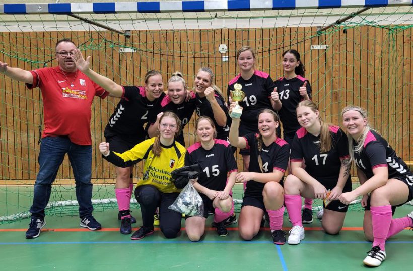 Gruppenfoto des VV Heiligerlee mit Pokal.