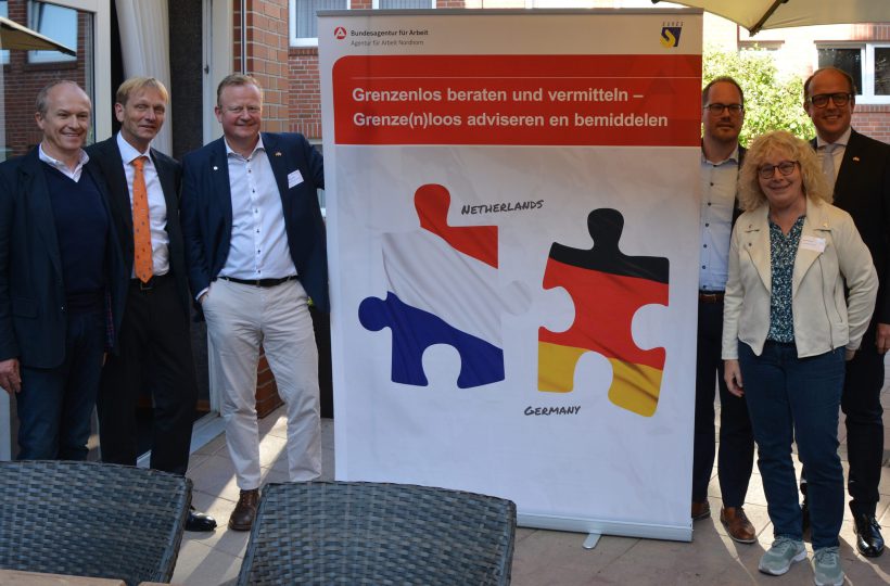 Von links: Prof. Dr. Wolfgang Arens-Fischer (Hochschule Osnabrück), Honorarkonsul und Unternehmer Sieger Dijkstra, René Duvinage (Vorsitzender der Geschäftsführung der Agentur für Arbeit Nordhorn), Vincent ten Voorde (Geschäftsführer der Ems Dollart Region), Karin Eden (Koordinatorin des GrenzInfoPunktes der Ems Dollart Region) und Friso Douwstra (Deputierter der Provinz Friesland)