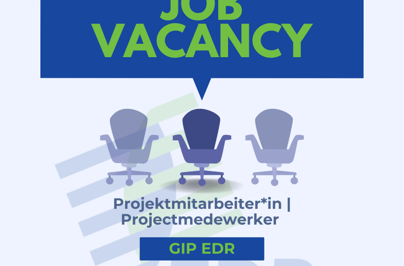 Im Hintergrund das Logo der EDR und im Vordergrund "Job Vacancy" mit drei Stühlen dem Text "GIP EDR" und dem Zusatz "Jetzt bewerben | nu solliciteren"