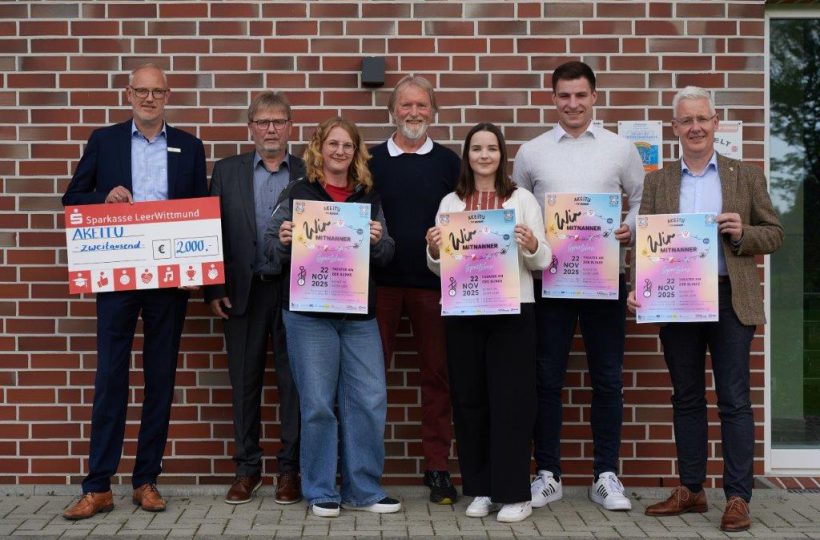 Gruppenfoto von sieben Menschen. Förderer der Show, Schirmherr Landrat Groote und Personen des TV Bunde.