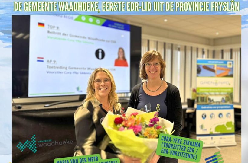 Cora-Yfke Sikkema überreicht Marja van der Meer Blumenstrauß